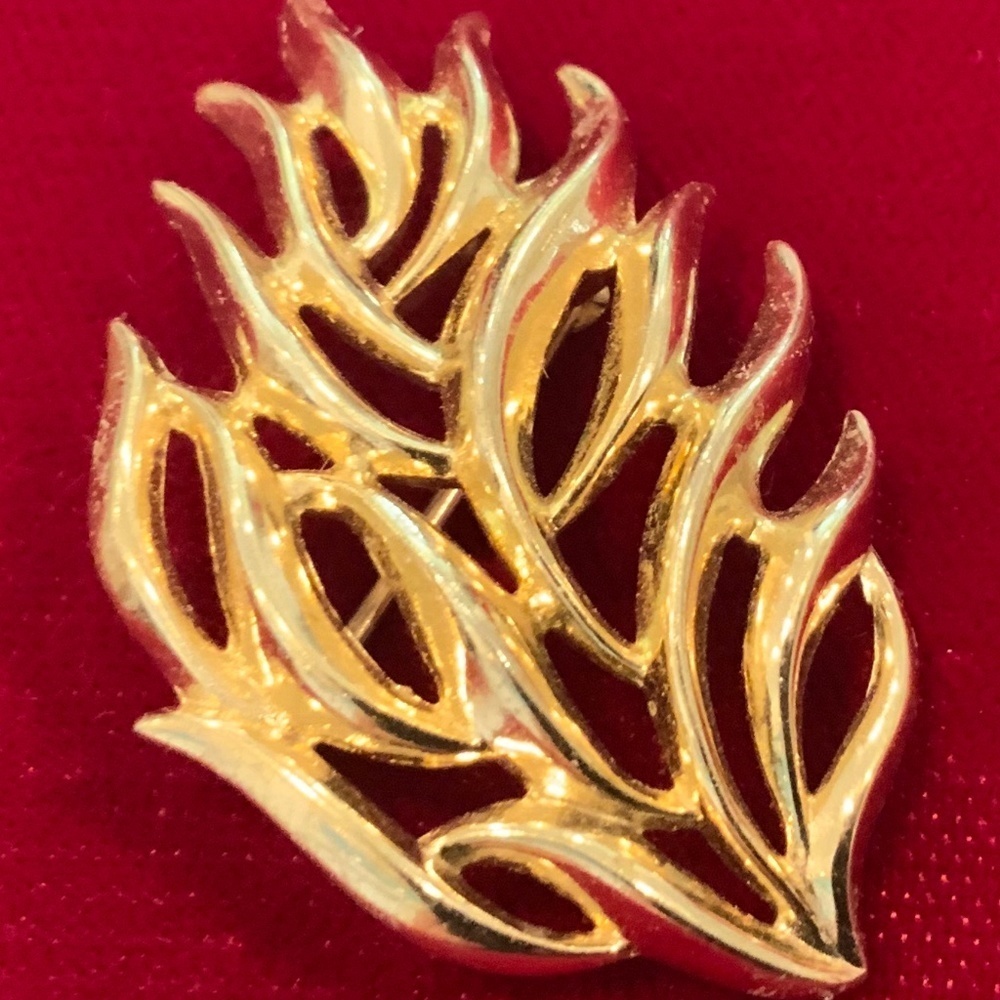 Vintage Signed Crown Trifari Signed Brooch